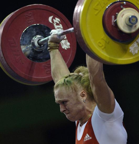 印度选手在举重比赛中创造新纪录，赢得金牌