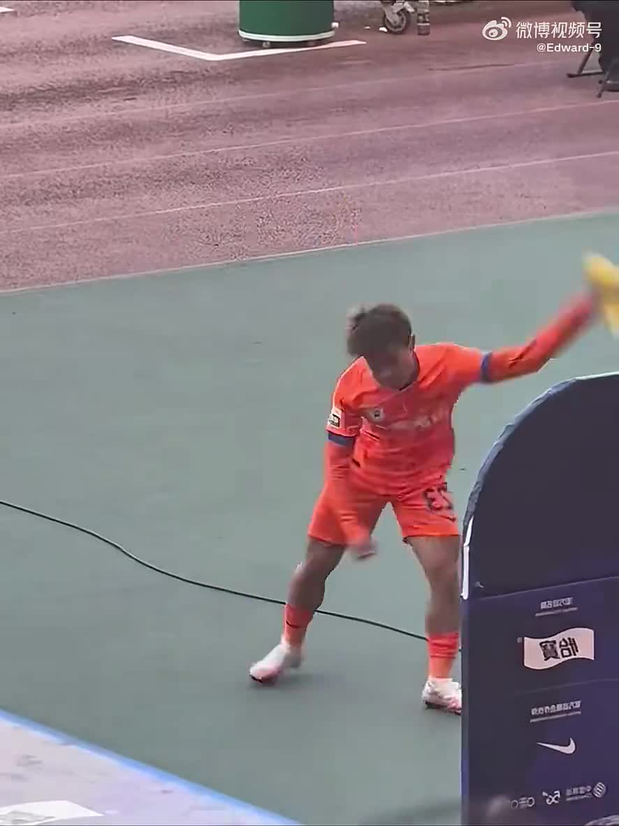 关于巴萨场边指挥情绪激动，切尔西队员怒摔水瓶的信息